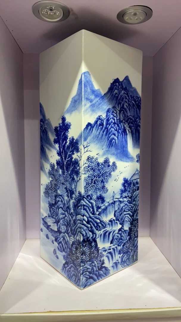 景德镇陶瓷，青花山水四方瓶