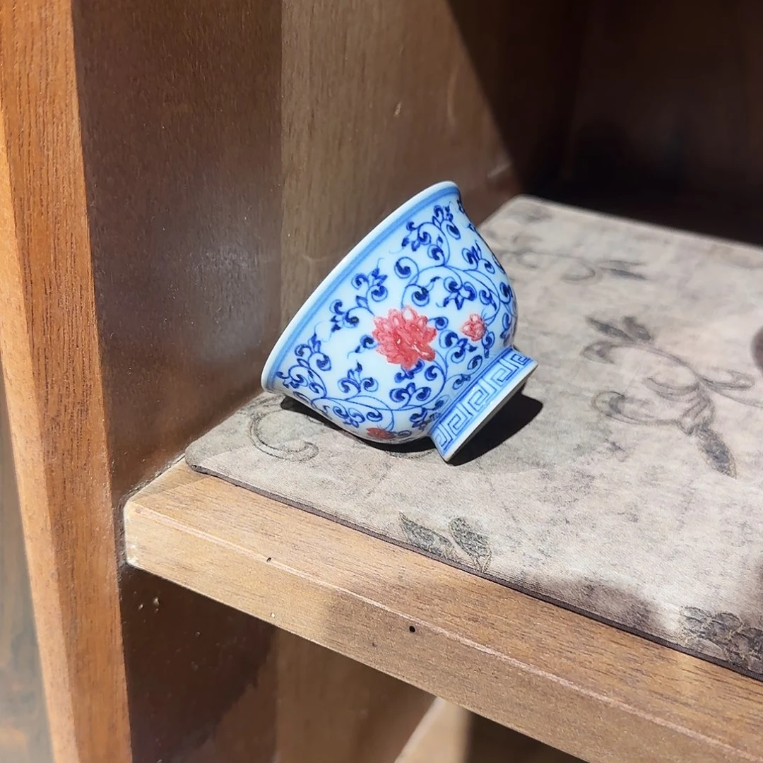 明逸堂手绘青花釉里红缠枝莲杯【60cc】