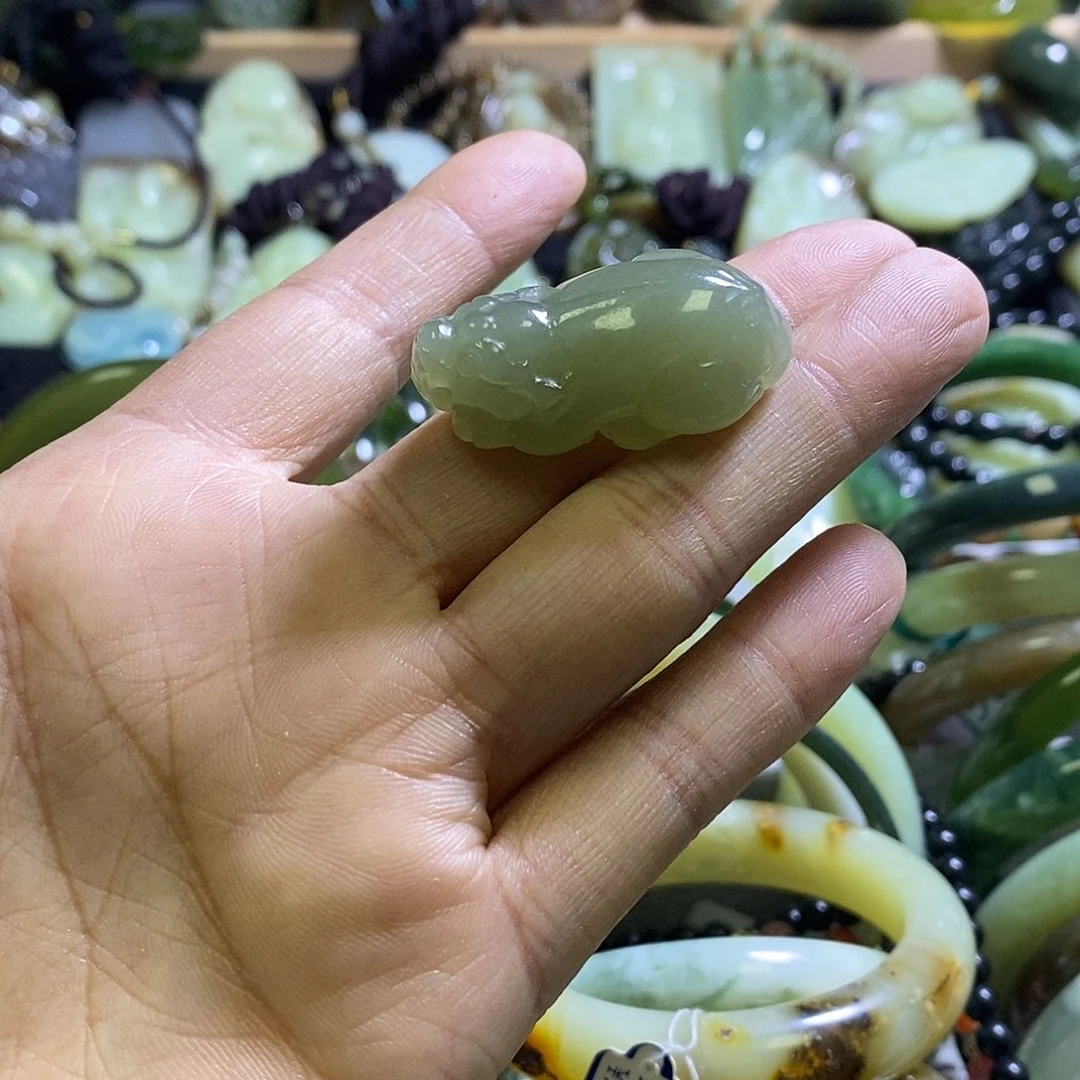 和田玉未镶嵌颈饰一个