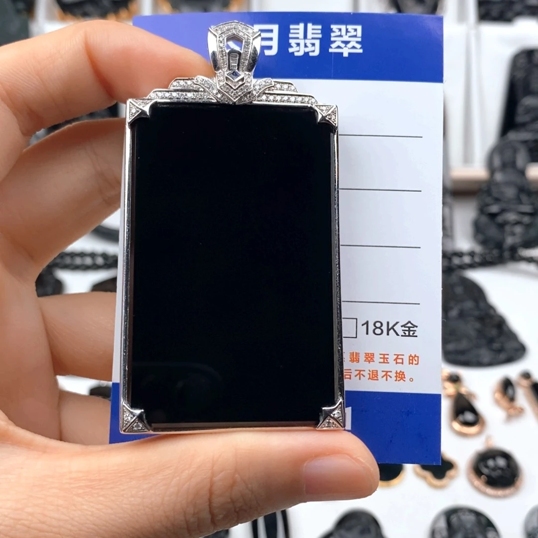 颈饰18K金镶嵌翡翠佛***鱼无事牌