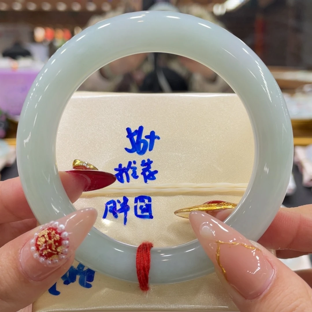 翡翠手镯未镶嵌翡翠
