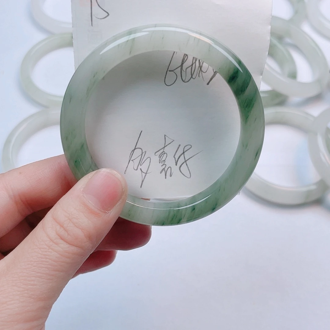 未镶嵌手镯石英岩玉多**?