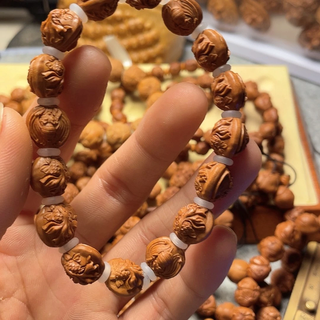 龙纹桃核雕刻富贵有鱼