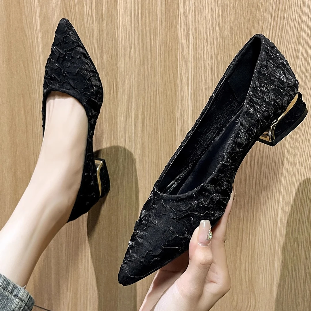 流光风绸缎新中式穿搭2025新款百搭尖头单鞋女粗跟温柔鞋高跟鞋