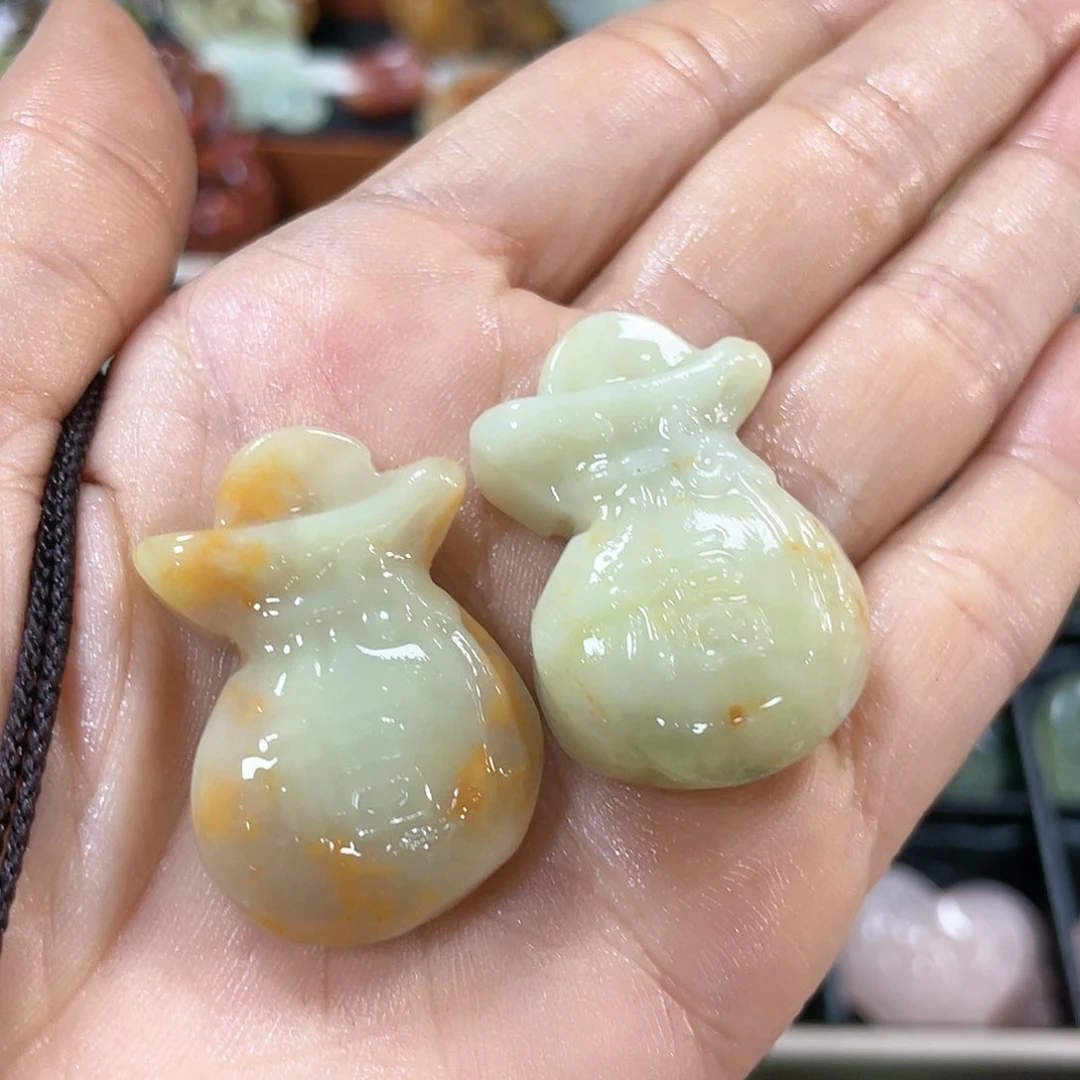 蛇纹石玉颈饰合金