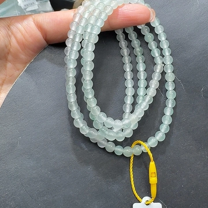 颈饰未镶嵌石英质玉（非洲翠）