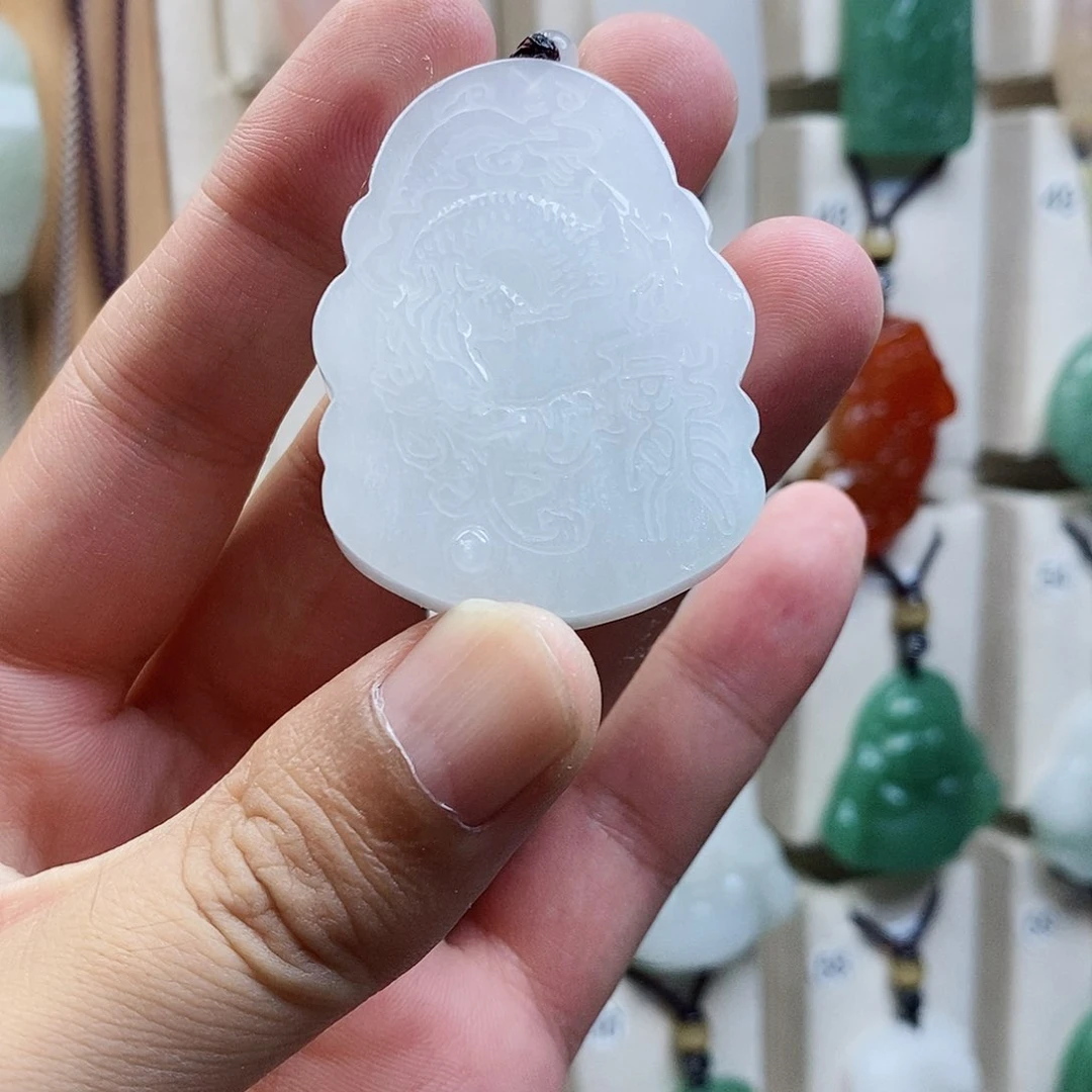 颈饰未镶嵌石英质玉（金丝玉）