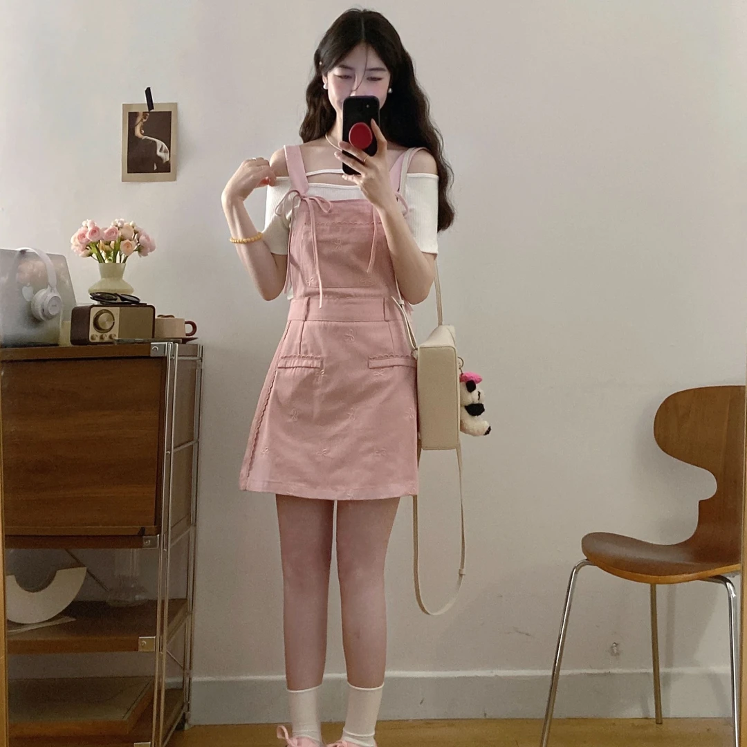 2025年甜酷风粉色背带裙显瘦女夏季减龄穿搭T恤+长牛仔裙
