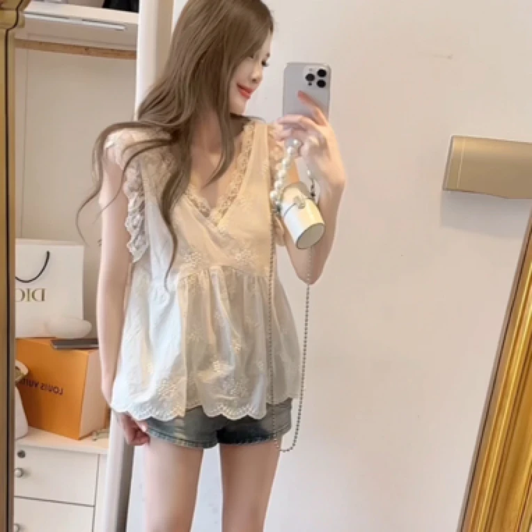 9631韩版甜美蕾丝拼接v领背心上衣