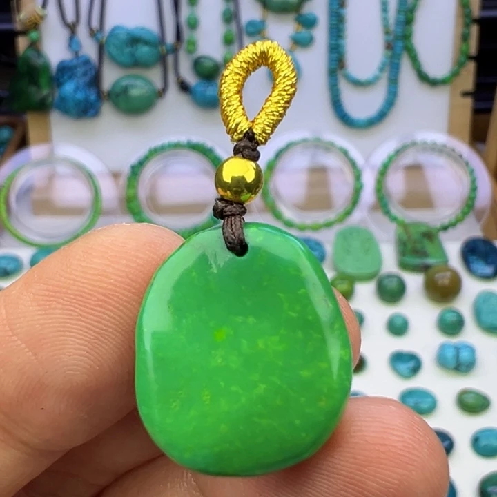 菜籽绿玉化随型吊坠