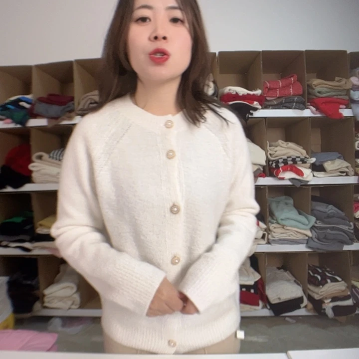 纯山羊绒毛巾绣白色开衫