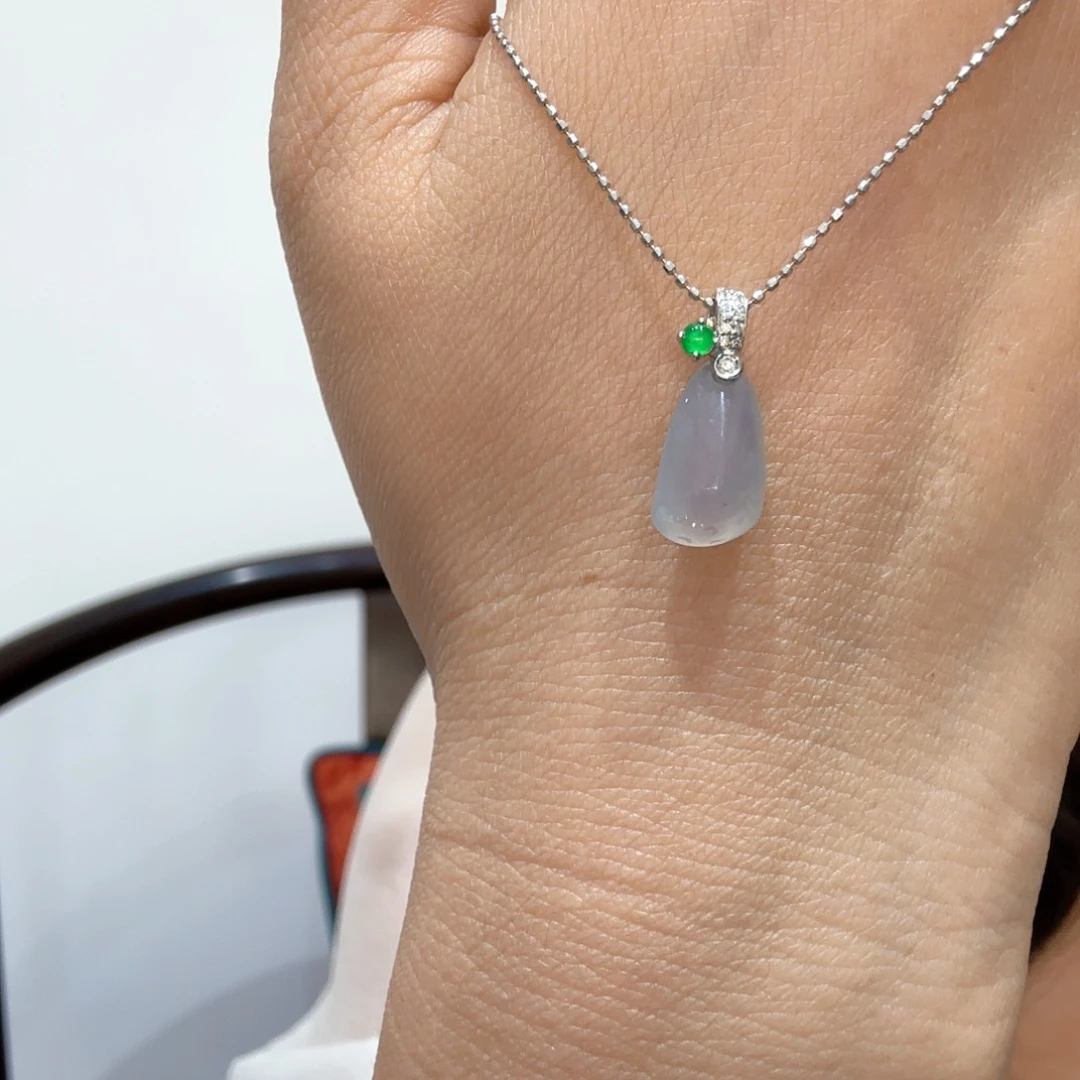 颈饰18K金镶嵌翡翠好运连绵