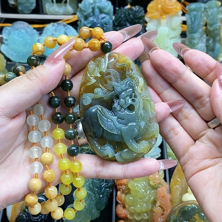 蛇纹石玉颈饰未镶嵌万**意