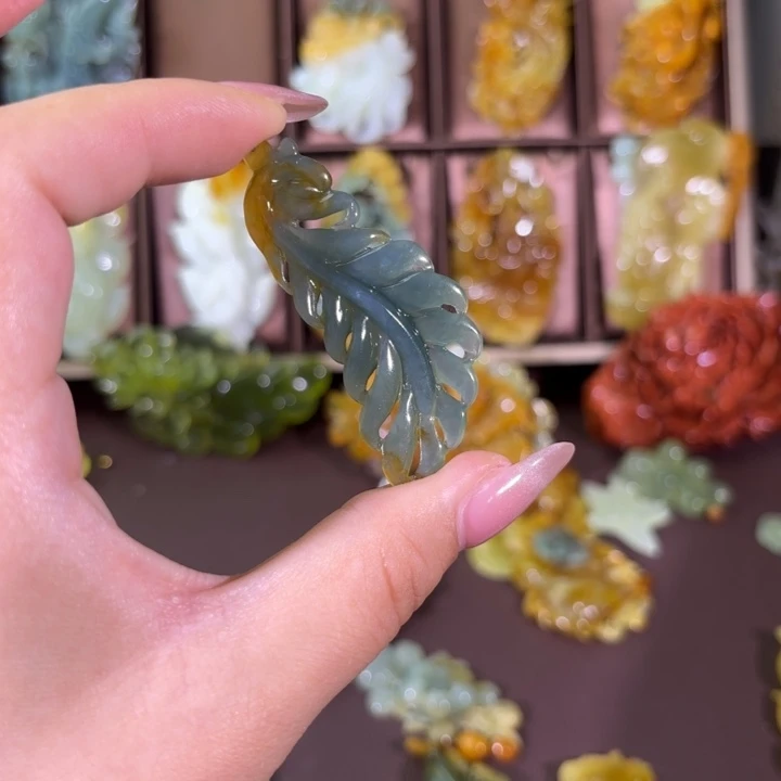 未镶嵌蛇纹石玉颈饰鱼*
