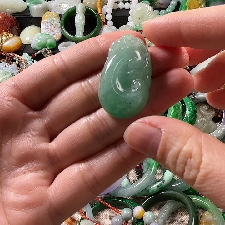 翡翠未镶嵌颈饰翡翠未镶嵌颈饰