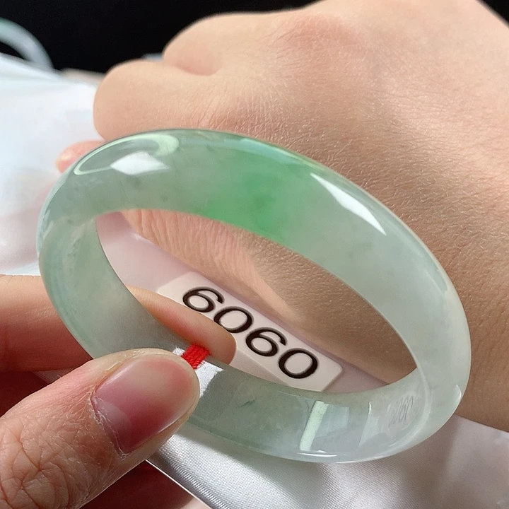 翡翠未镶嵌手镯（贵妃镯）54小瑕贵妃