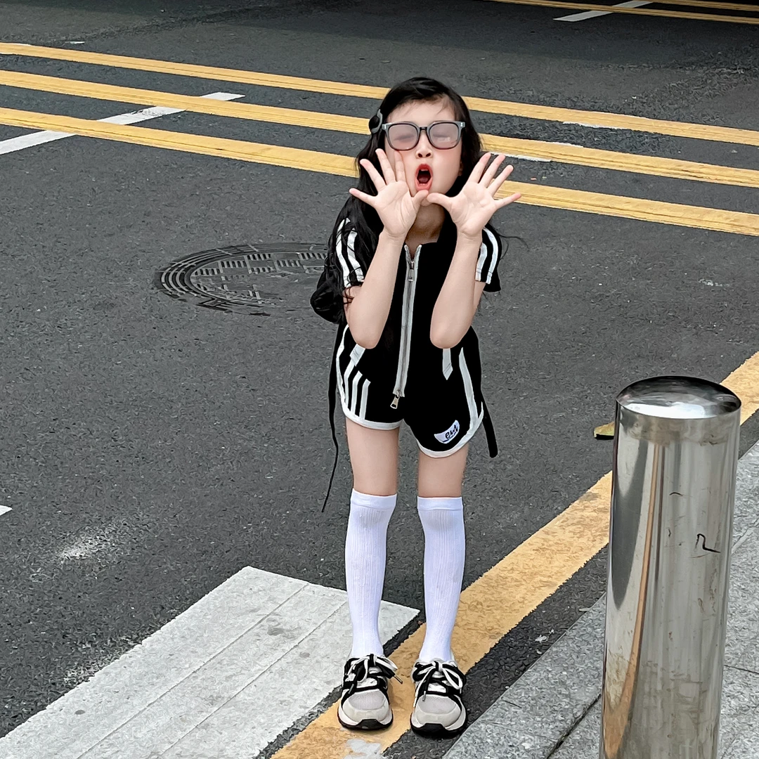 女童夏季运动一整套2025新款中大童洋气时髦拉链短袖儿童短裤套装