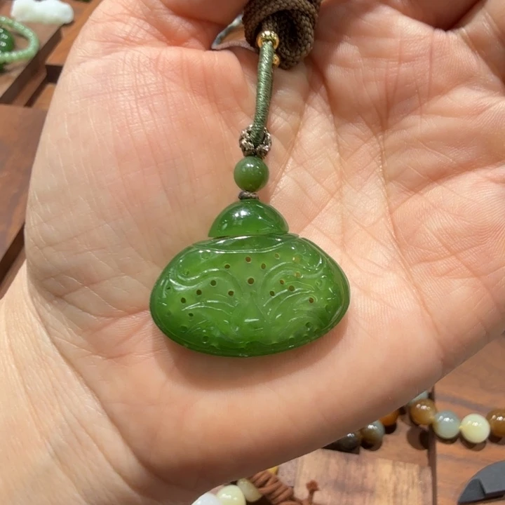 ****运和田玉未镶嵌颈饰