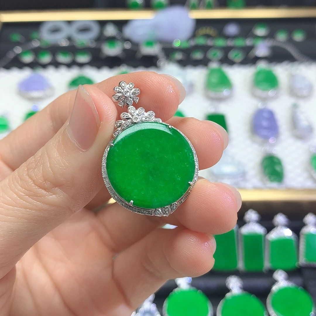 颈饰18K金镶嵌翡翠吊坠