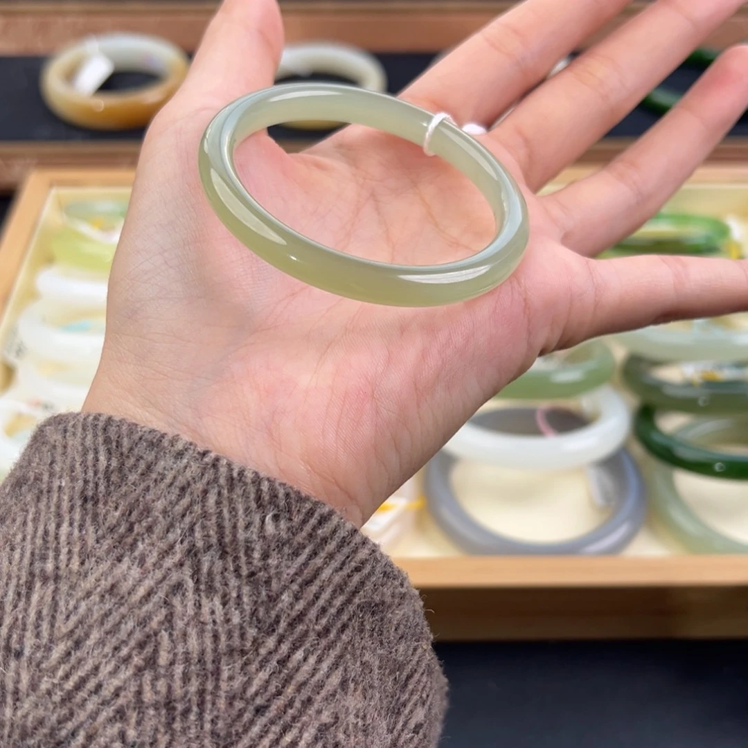 和田玉未镶嵌手镯