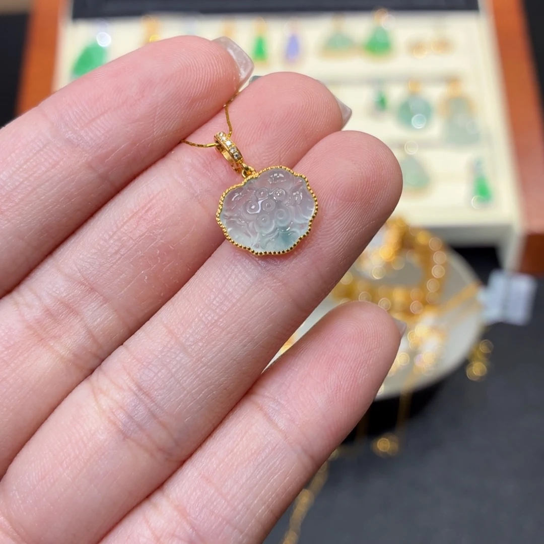 翡翠18K金镶嵌颈饰