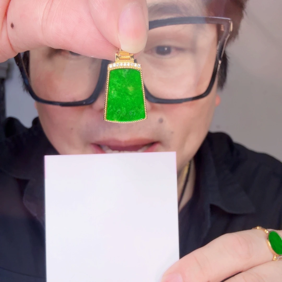 翡翠未镶嵌颈饰一件