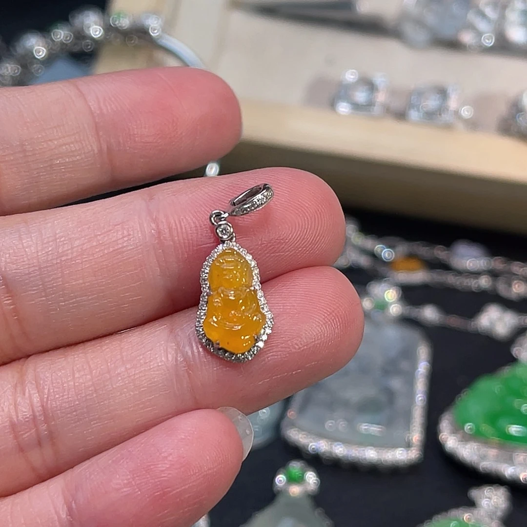 翡翠18K金镶嵌颈饰观音