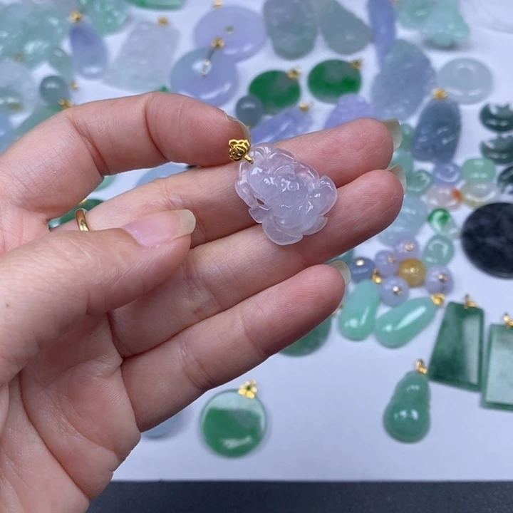 颈饰18K金镶嵌翡翠大*子翡翠