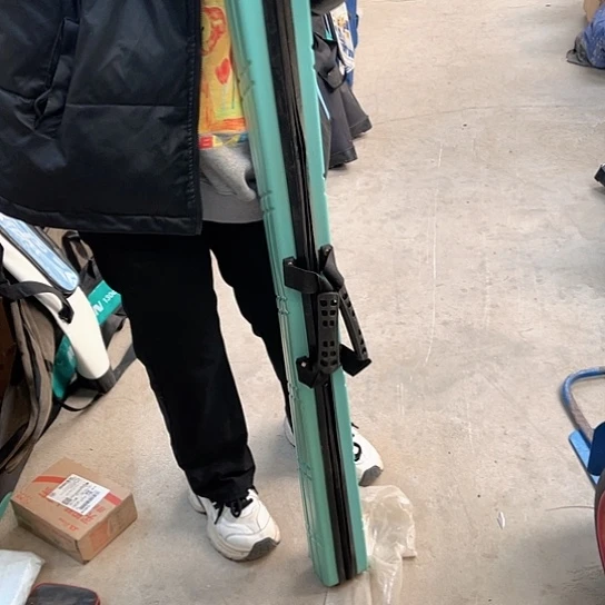 绿色硬壳杆包一个。