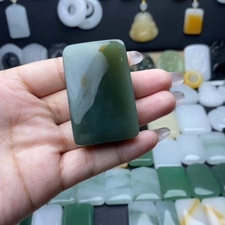 记****和田玉未镶嵌颈饰