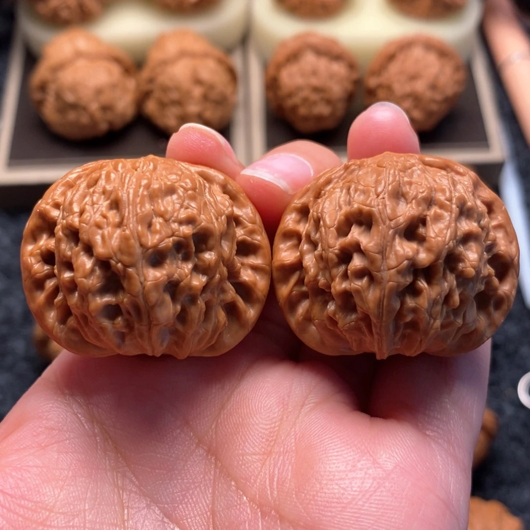 文玩核桃把件野生红皮正磨37