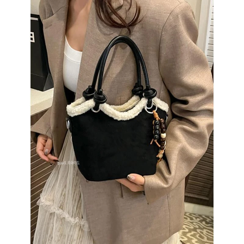 秋冬麂皮绒高级感通勤洋气时尚精致单肩斜挎2025女式单肩水桶包