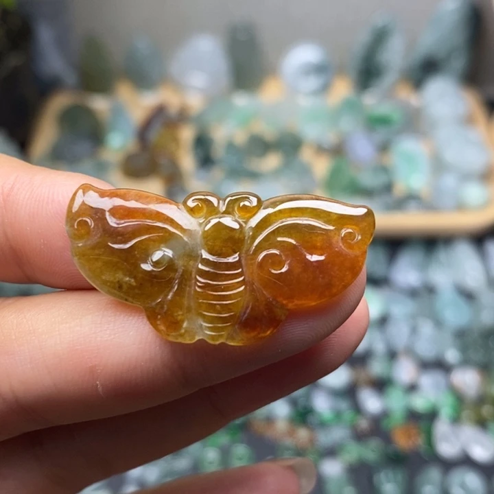 翡翠未镶嵌颈饰蝴蝶