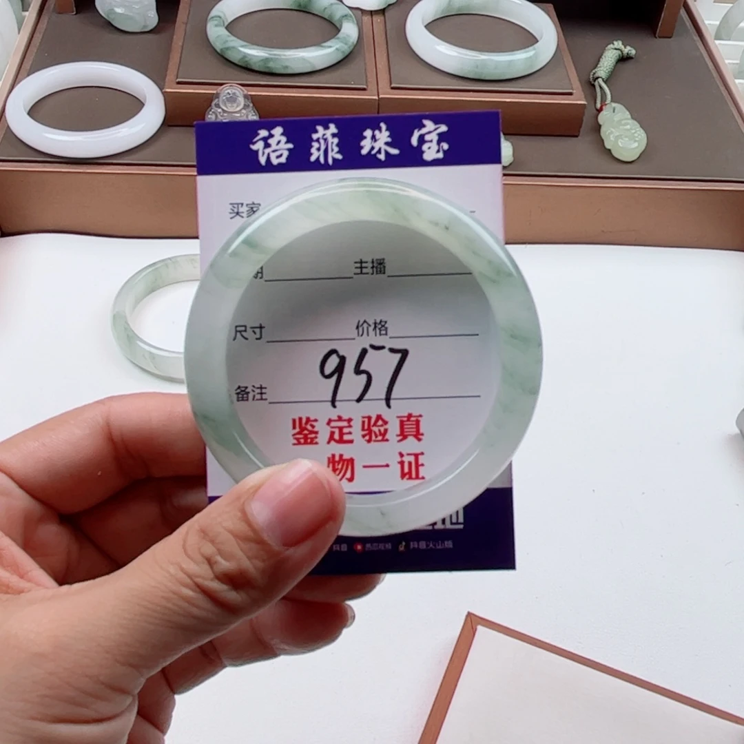 石英质玉手镯未镶嵌?*