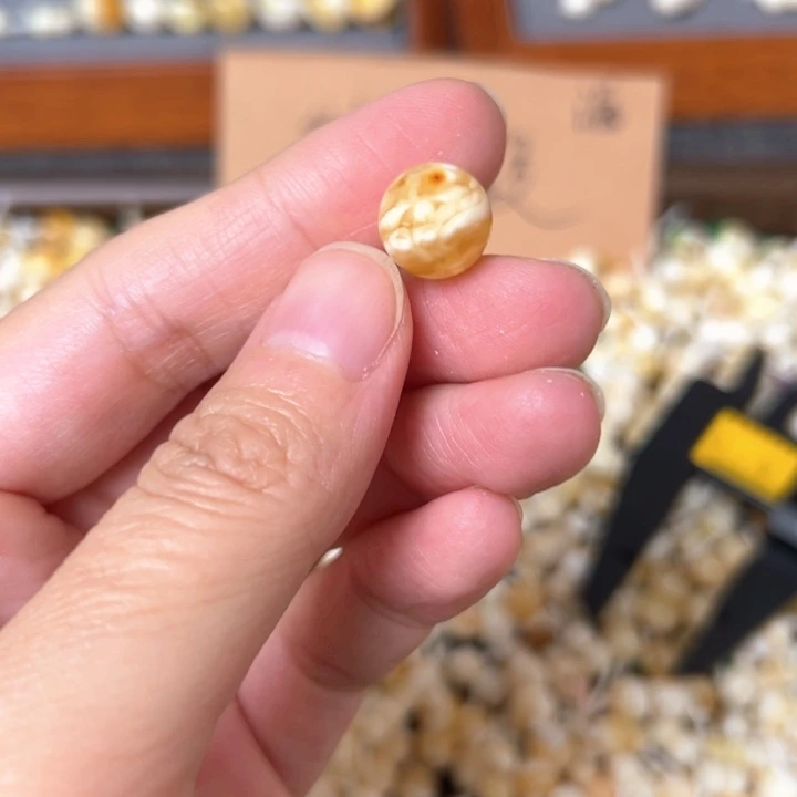 蜜蜡未镶嵌裸石11mm一个