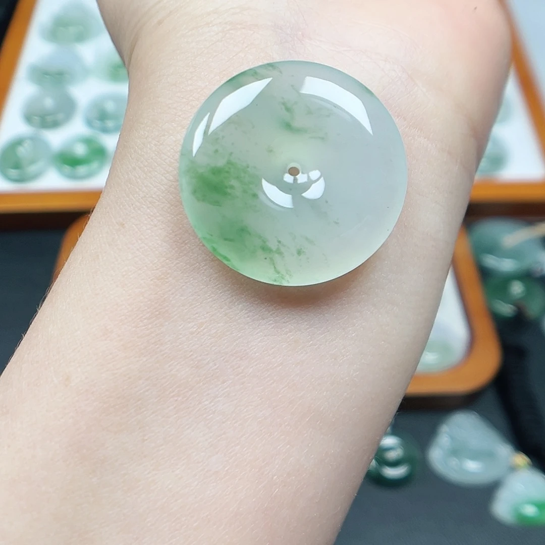 翡翠未镶嵌颈饰平安扣