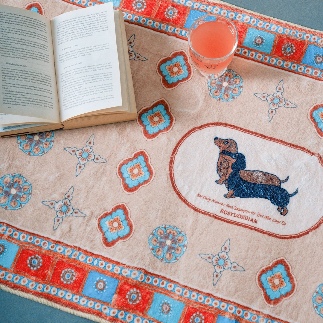 白隙×ROSYDOEDIAN联名款丨敦煌手绘纹样腊肠狗床边毯【红蓝】卧室