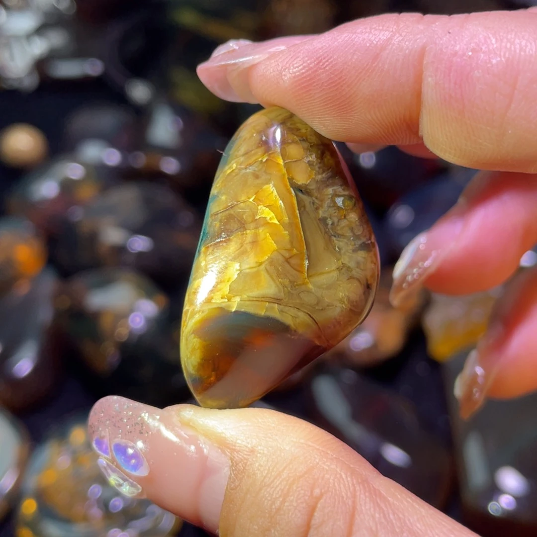 琥珀裸石未镶嵌。