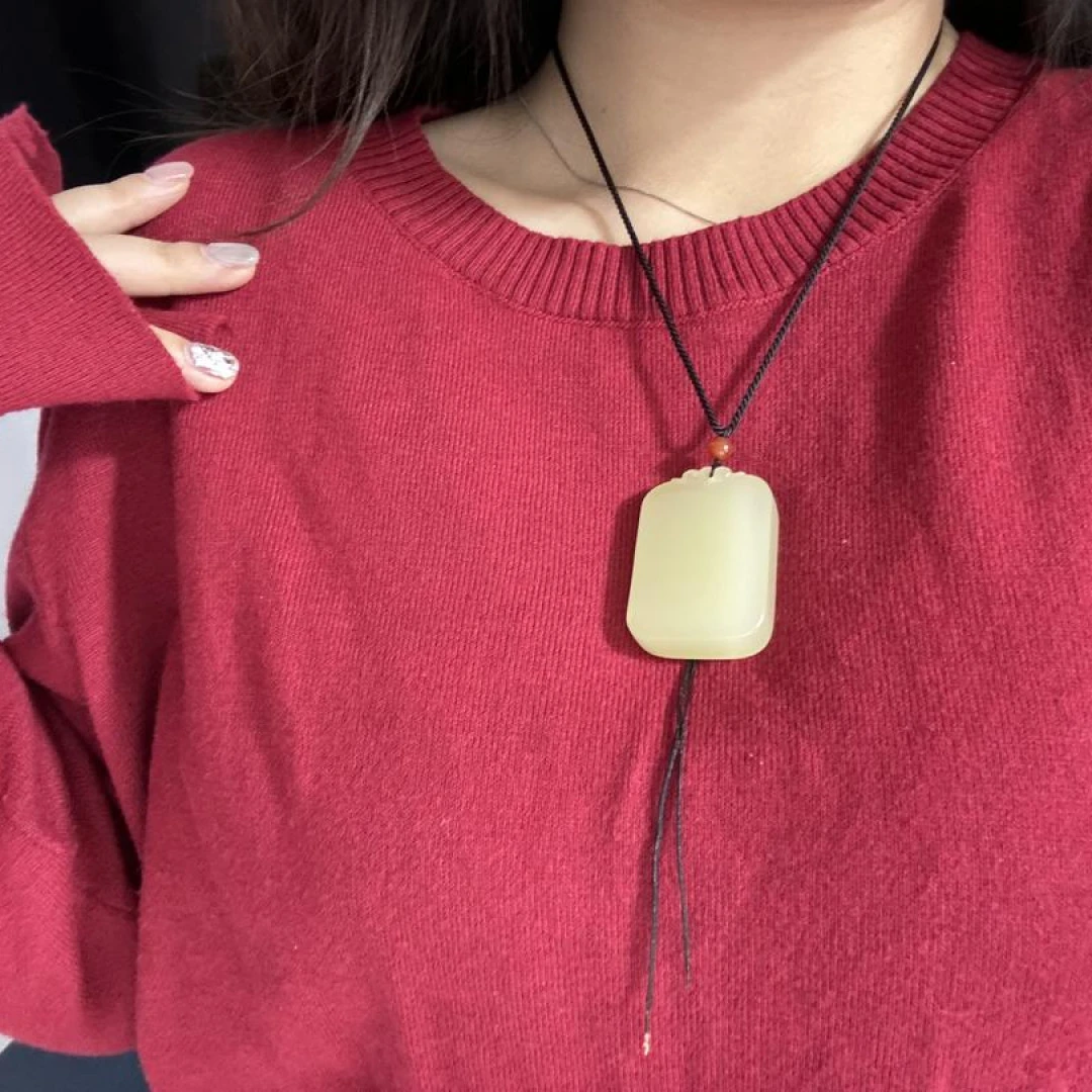 平安无事牌新疆和田玉吊坠精美精雕时尚百搭男女适配