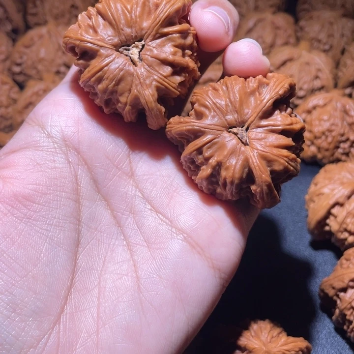 装****吊坠桃核小妹三棱