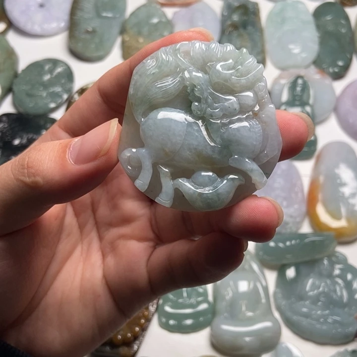 翡翠未镶嵌颈饰麒麟65