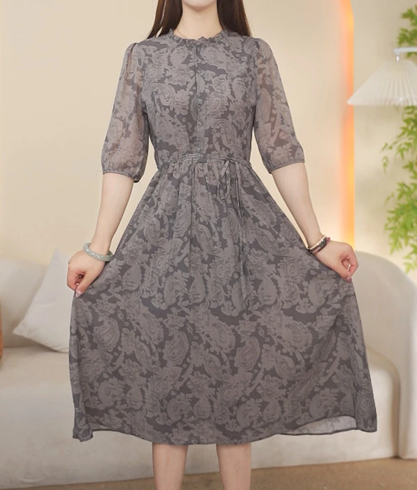 2025夏季新款时尚V领收腰春意盎然气质显瘦女士连衣裙#7561