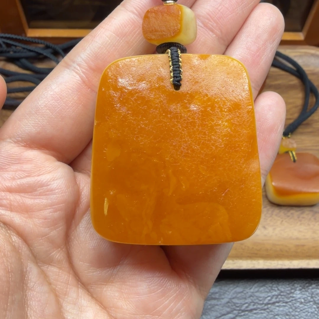 琥珀未镶嵌吊坠(赠链)