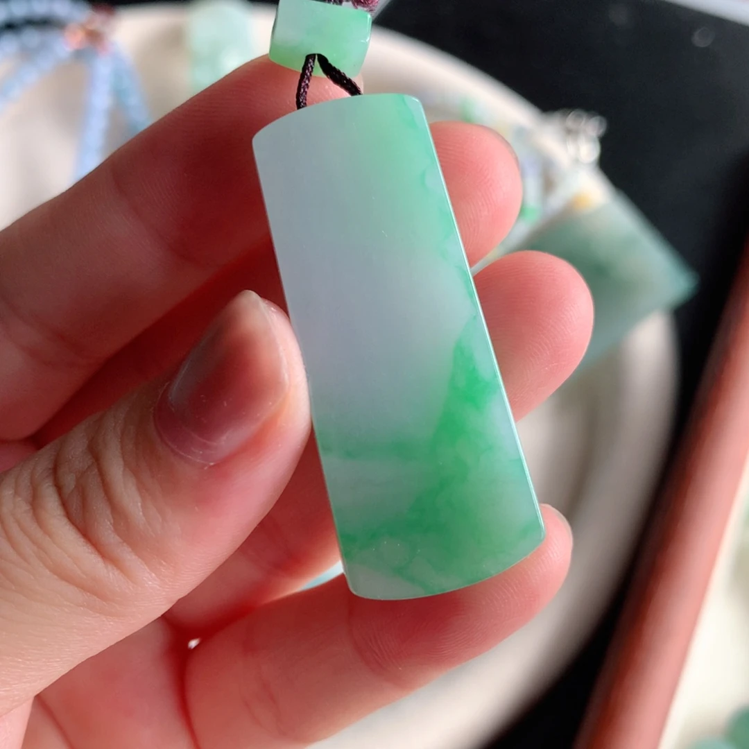 盘***殷翡翠未镶嵌吊坠(不含链)翡翠