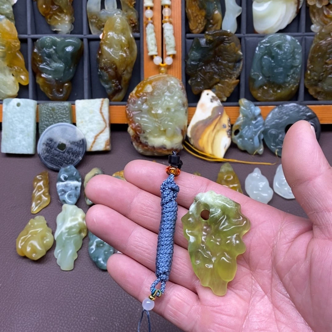 蛇纹石玉未镶嵌颈饰