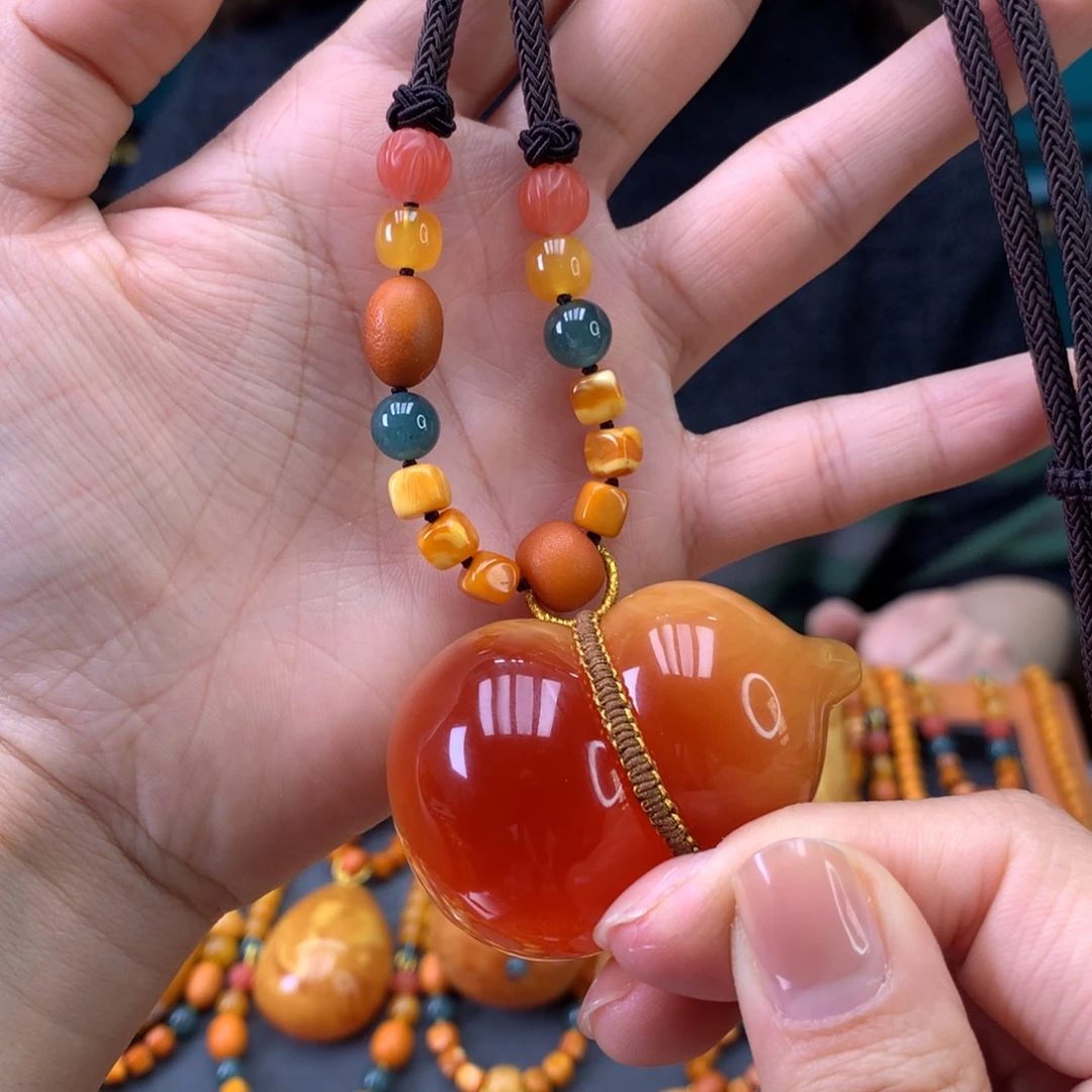 蜜蜡未镶嵌颈饰葫芦