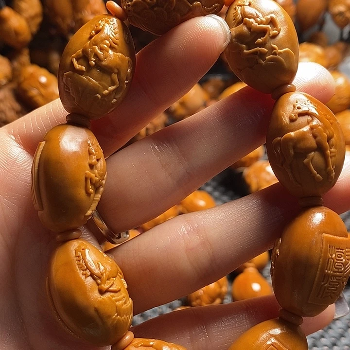 吊坠橄榄核八骏图