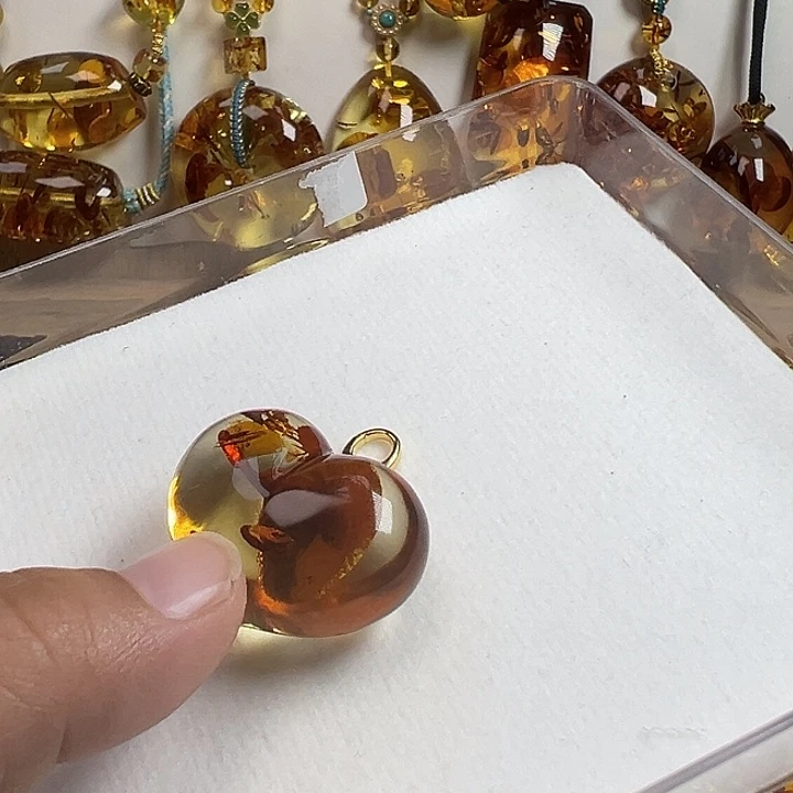 霓***彩琥珀（花珀）银S925镶嵌颈饰