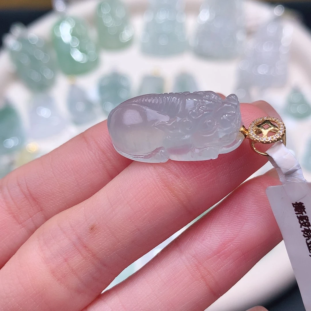 颈饰18K金镶嵌翡翠冰胶貔貅