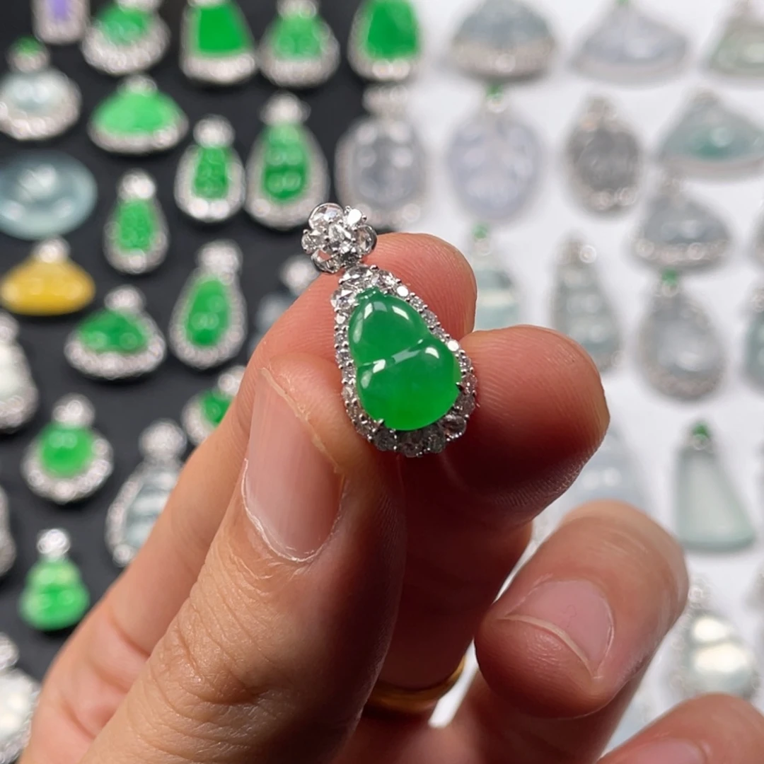 童***燊翡翠18K金镶嵌颈饰葫芦